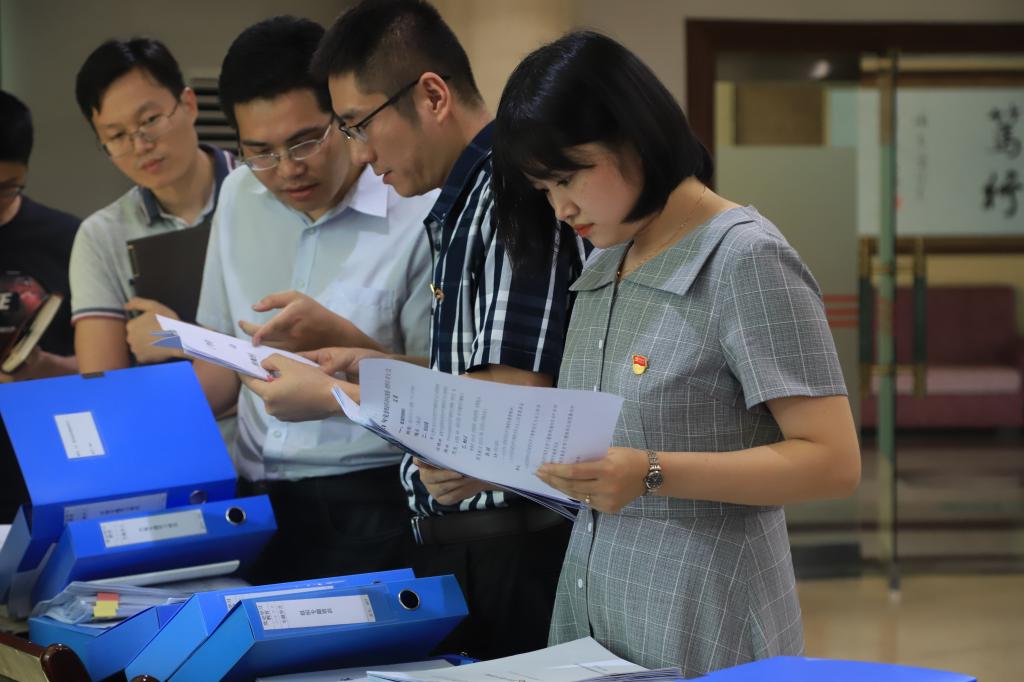 巡回指导组查阅资料