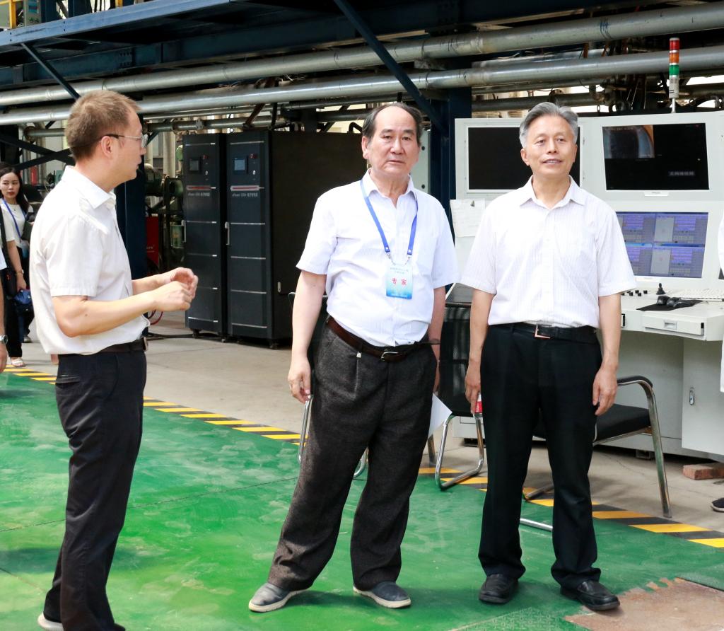 专家组考查电子束实验室