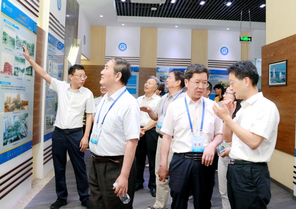 专家组参观校史馆